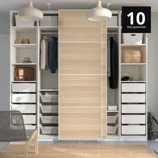 Almari pakaian PAX kesan kayu oak berwarna putih dengan pintu gelangsar MEHAMN dan laci di dalamnya. 