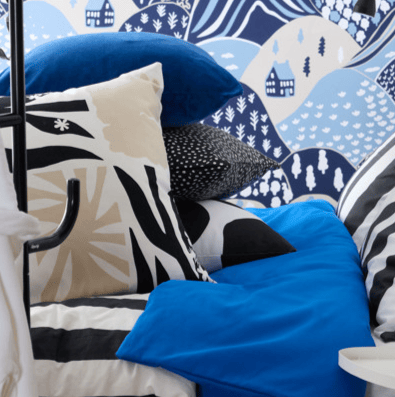 Almohadas azules en una cama