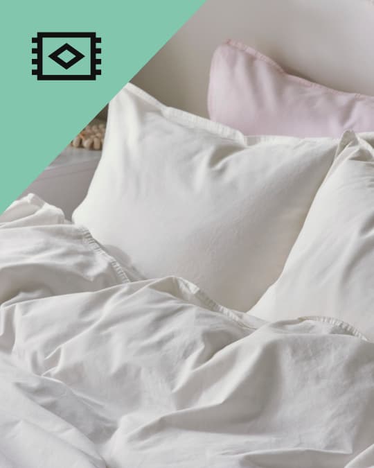 Almohadas y ropa de cama blanca en un dormitorio