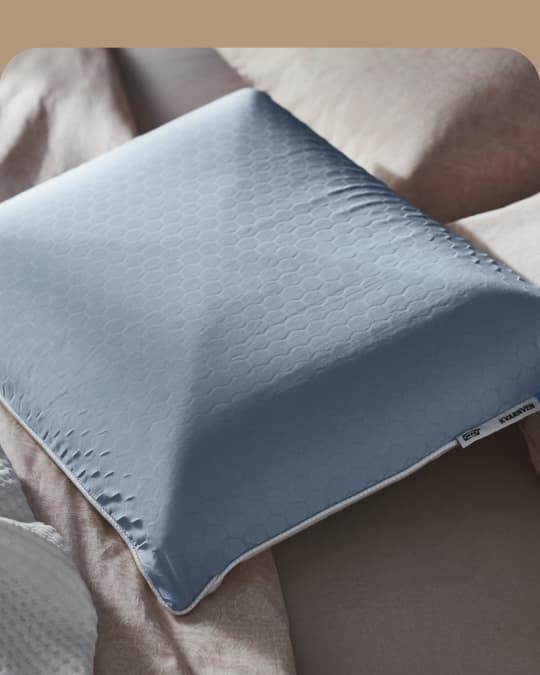 Almohadas y ropa de cama IKEA para una cama preparada para el invierno.