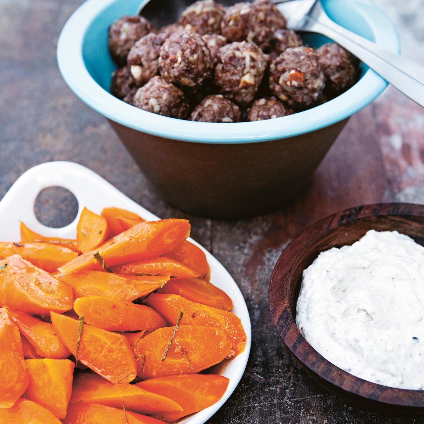 Almôndegas assadas com cenouras glaceadas com laranja