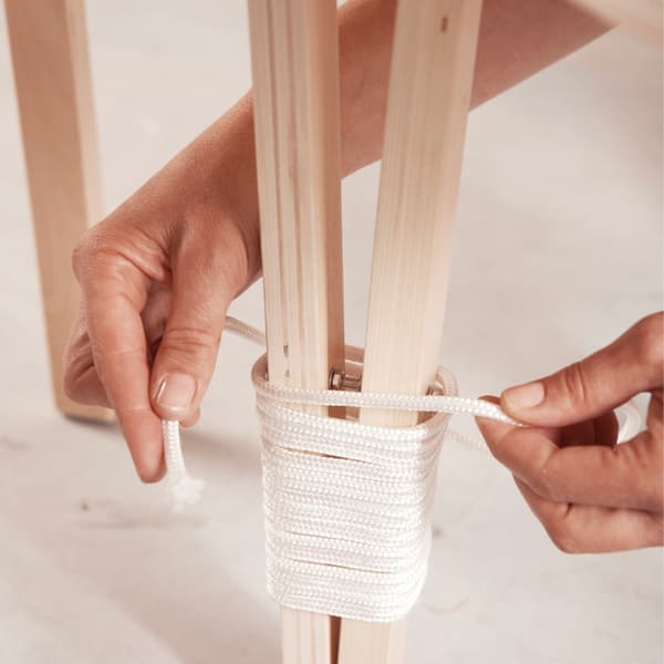 Alulról felfelé haladva tekerd be a lábakat vastagabb nejlonszállal, hogy elrejtsd az anyákat.