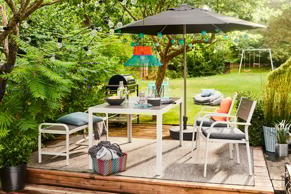 Aluminium and wooden garden furniture, easy to move from one place to another