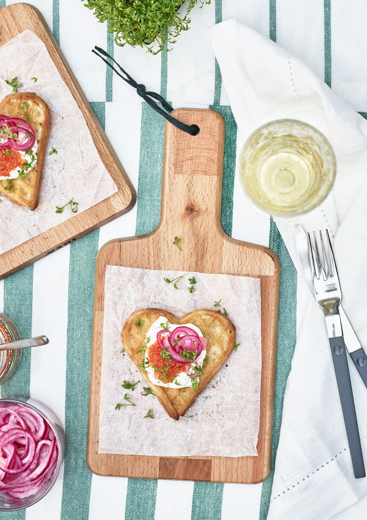 الوافلز مع الكافيار، والقشدة الطازجة والبصل الأحمر المخلل