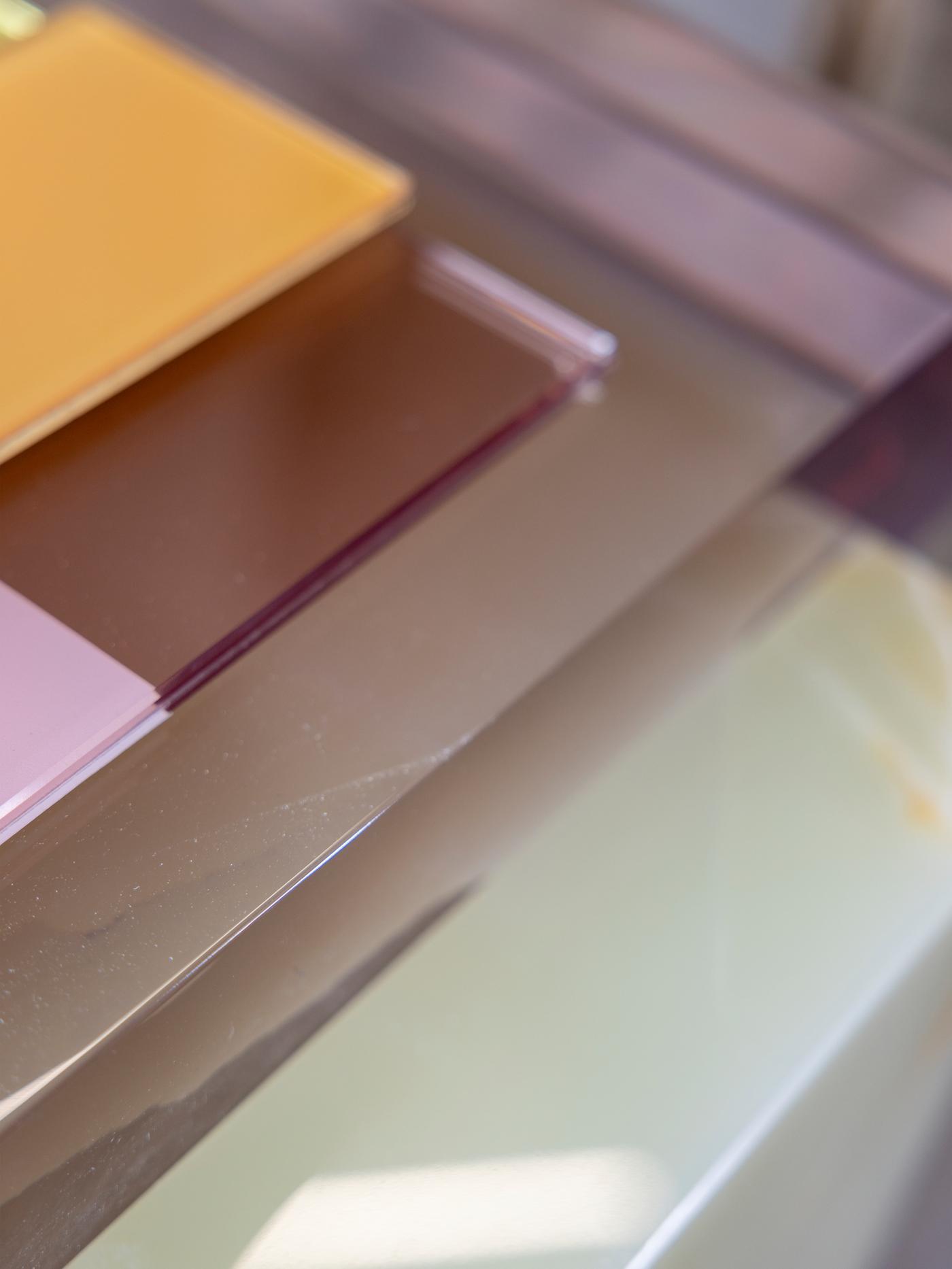 ألواح مختلفة من الزجاج الملون مكدسة فوق بعضها البعض.