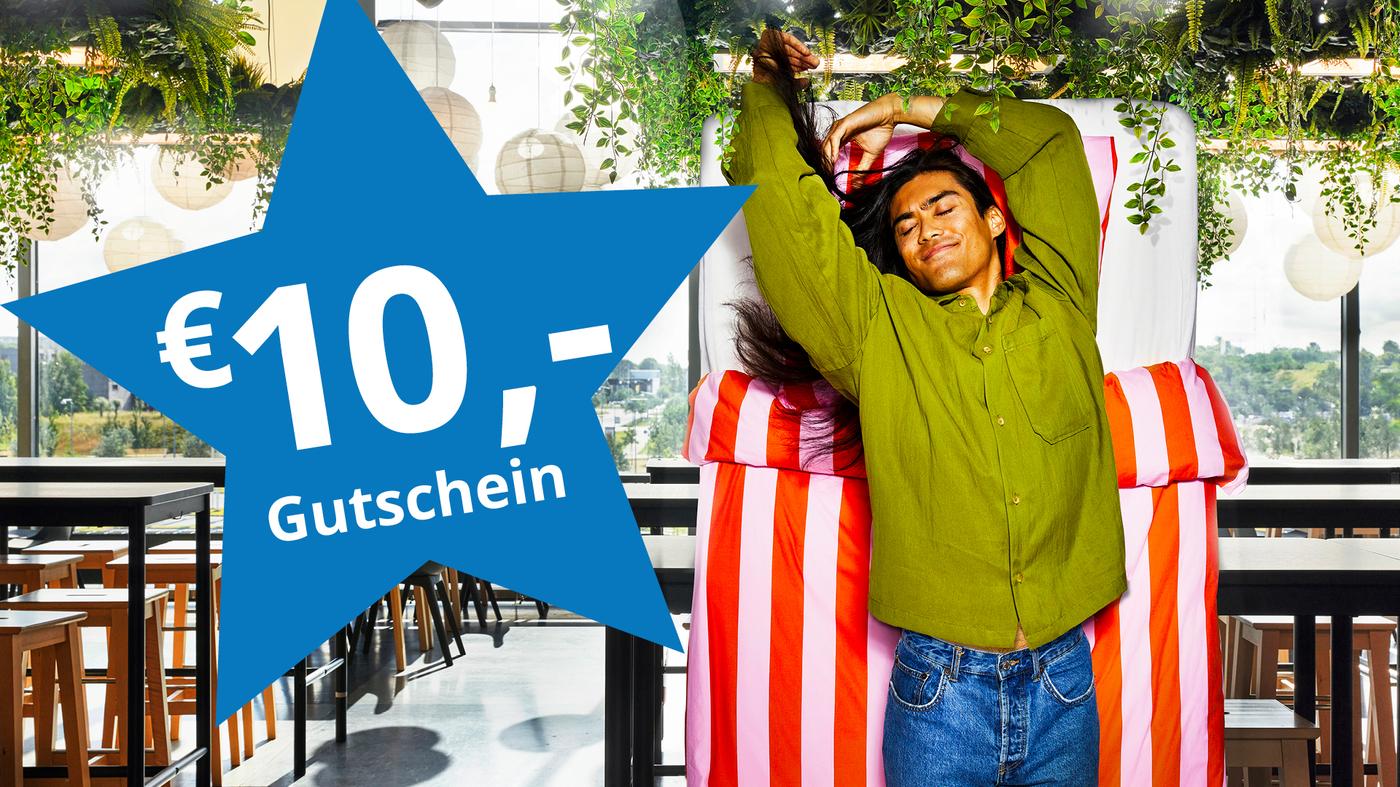 Am Bild ist ein Mann zu sehen der mit dem Bett bei IKEA Restaurant steht. Das soll eine kleine Andeutung für das IKEA Frühstücks Angebot sein, wo man einen €10,- IKEA Gutschein ab eine Konsumation von €10,- Euro erhalten kann. Dieses Frühausfsteherangebot gilt ab 2-30.5.2026.