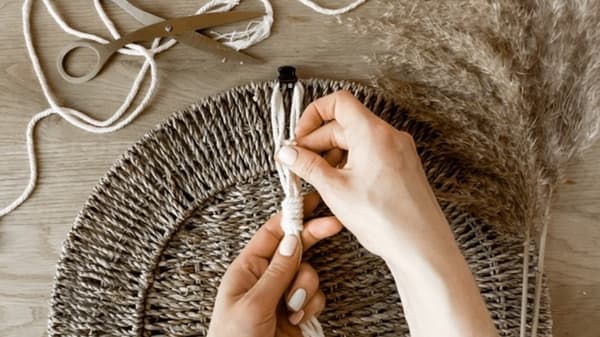 Am Fadenende wird angezogen bis die Schlinge verschwunden ist
