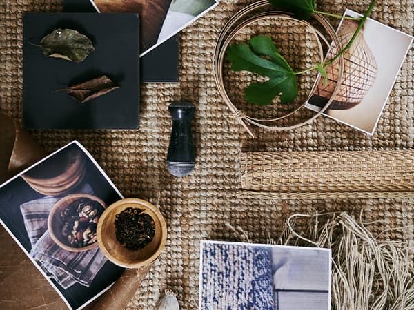 Ambal tenunan kasar padanya terdapat beberapa gambar bercetak serta pelbagai bahan mentah termasuk daun dan wul.