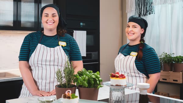 Ambiente cucina con 2 Food specialist IKEA che presentano le loro cheesecake