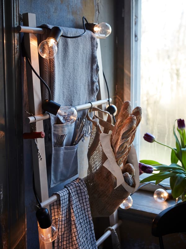 Ambiente rustico con un filo di luci che decora un portasciugamani utilizzato come pratica soluzione salva spazio - IKEA