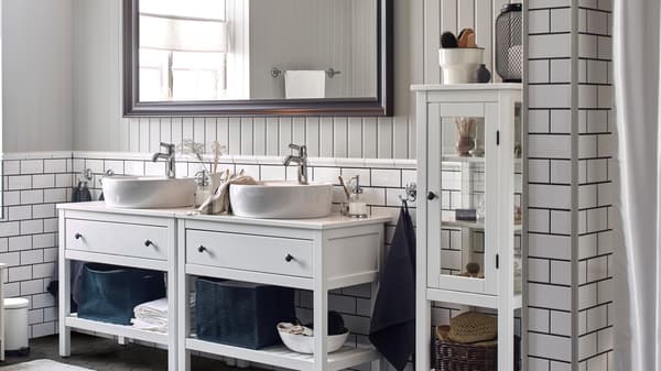 Aménagez une salle de bain classique, belle et apaisante, à l’aide de solutions de rangement esthétiques, d’espaces aérés et de couleurs lumineuses.