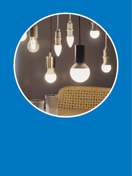 Ampoules LED disposées en cercle sur fond bleu