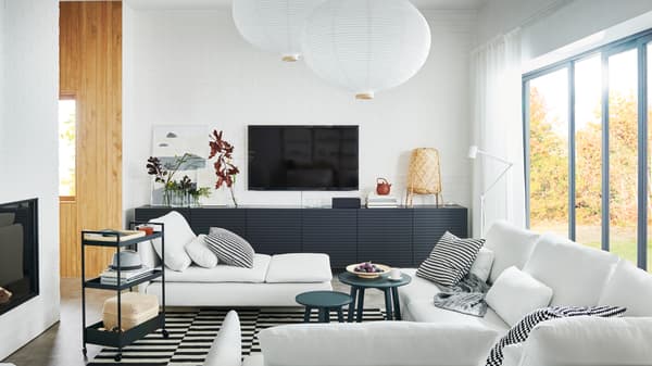 An airy living room with a large SÖDERHAMN sofa, a chaise longue and BESTÅ storage with doors.