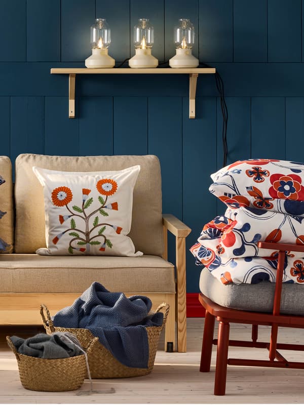 An ash/white KINNAHULT floor lamp in the living room