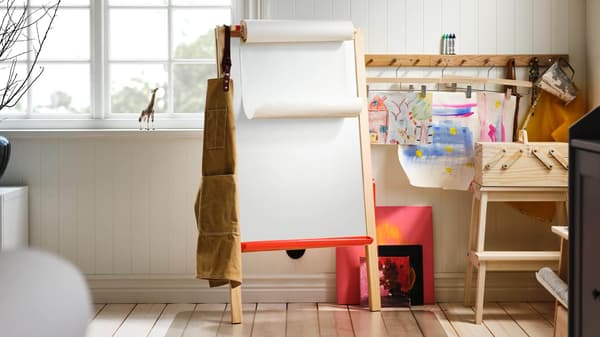 An easel with MÅLA drawing paper.