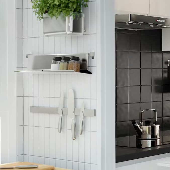 An einer Küchenwand wurde eine praktische Aufbewahrungsmöglichkeit für Küchenutensilien gestaltet.