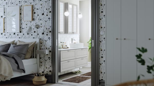 An ensuite bathroom with two GODMORGON wash-stands, each with two drawers holding a wash basin and toiletries.