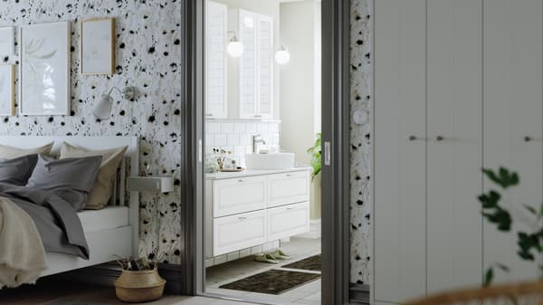 An ensuite bathroom with two GODMORGON wash-stands, each with two drawers holding a wash basin and toiletries.