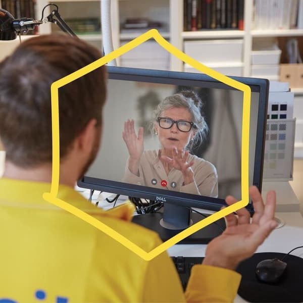 An IKEA co-worker in an online consultation on a laptop.