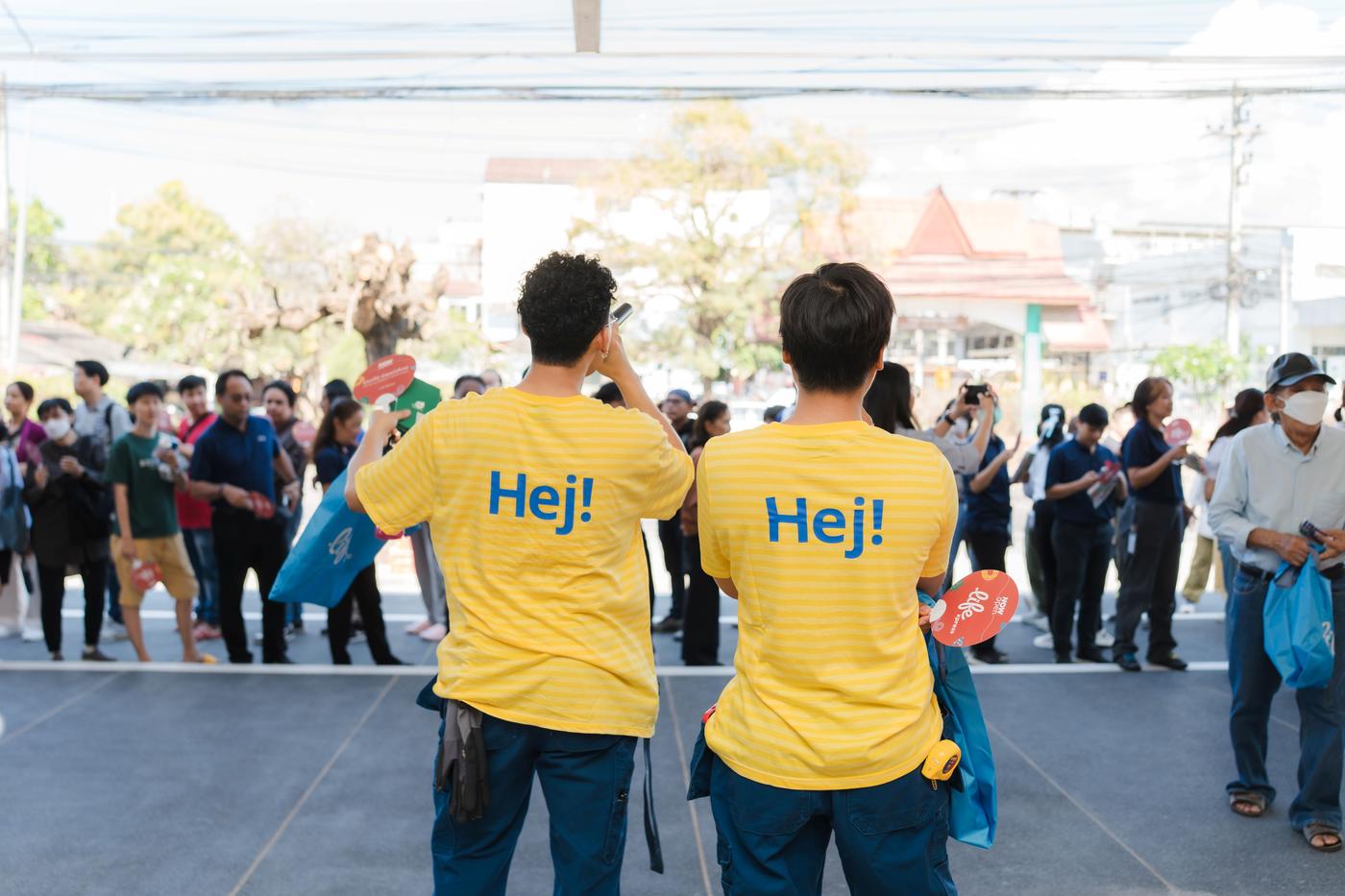 An IKEA coworker is interacting with the customer on the ground during the IKEA Chiang Mai order point opening event