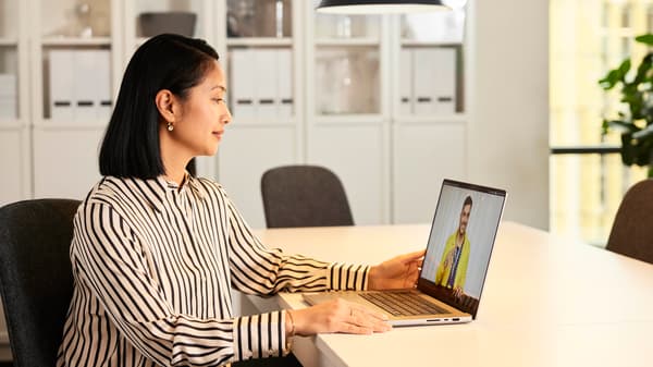 An IKEA customer support co-worker is talking to a customer in an on-line appointment.