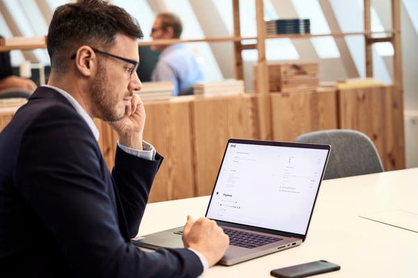An IKEA for Business customer is sitting in front of a laptop and is on the IKEA website.