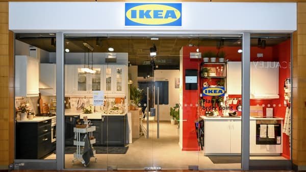 An IKEA store entrance with blue and yellow balloons.