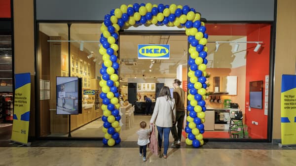 An IKEA store entrance with blue and yellow balloons.
