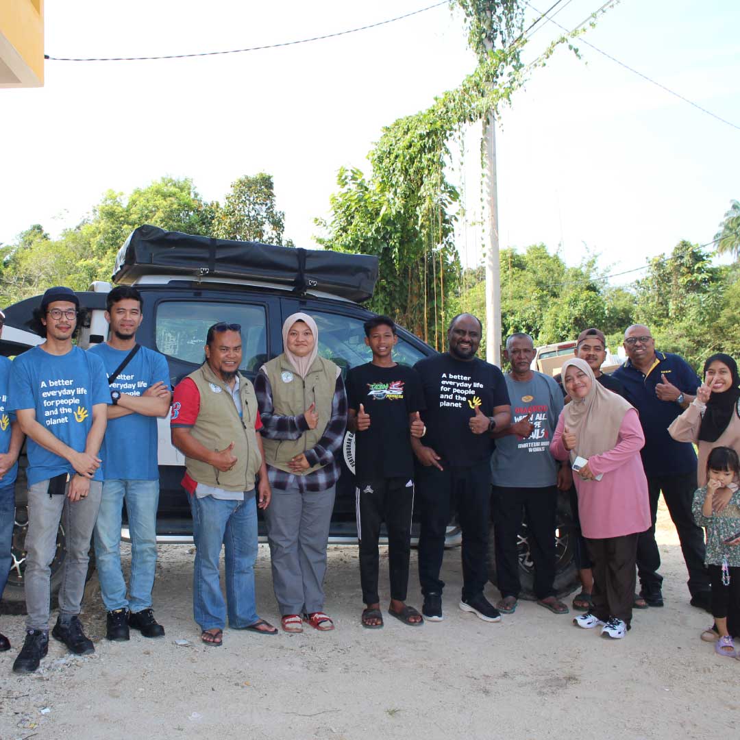 An image of IKEA co-workers & Pertubuhan Gabungan Bantuan Bencana NGO Malaysia