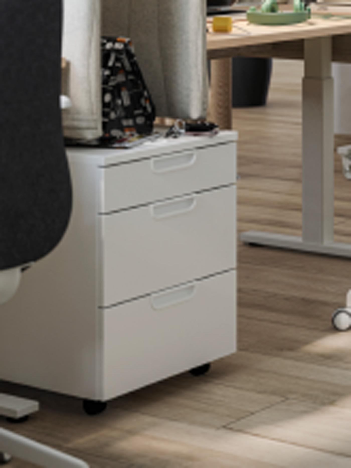An office with a white GALANT drawer unit on castors, placed next to a HATTEFJÄLL office chair with armrests.