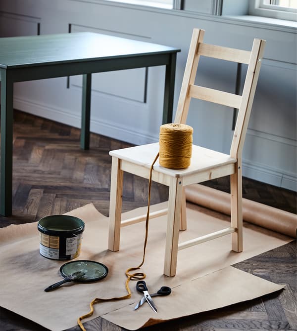 An old chair is ready to be painted and wrapped with yarn.