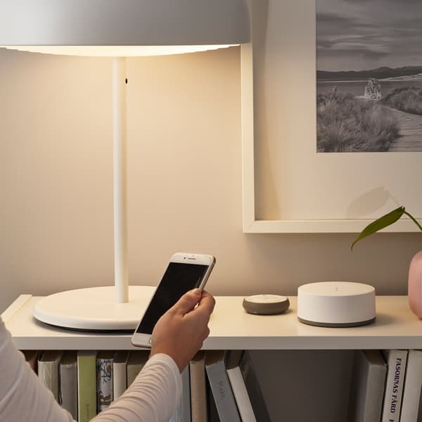 An open-plan living room, dining room and kitchen with a variety of TRÅDFRI smart lighting.