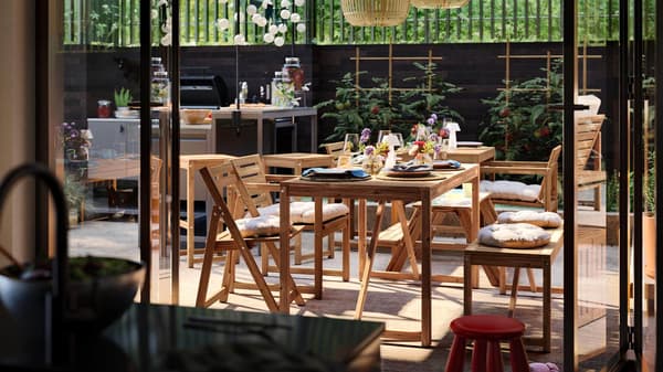 An outdoor dining set