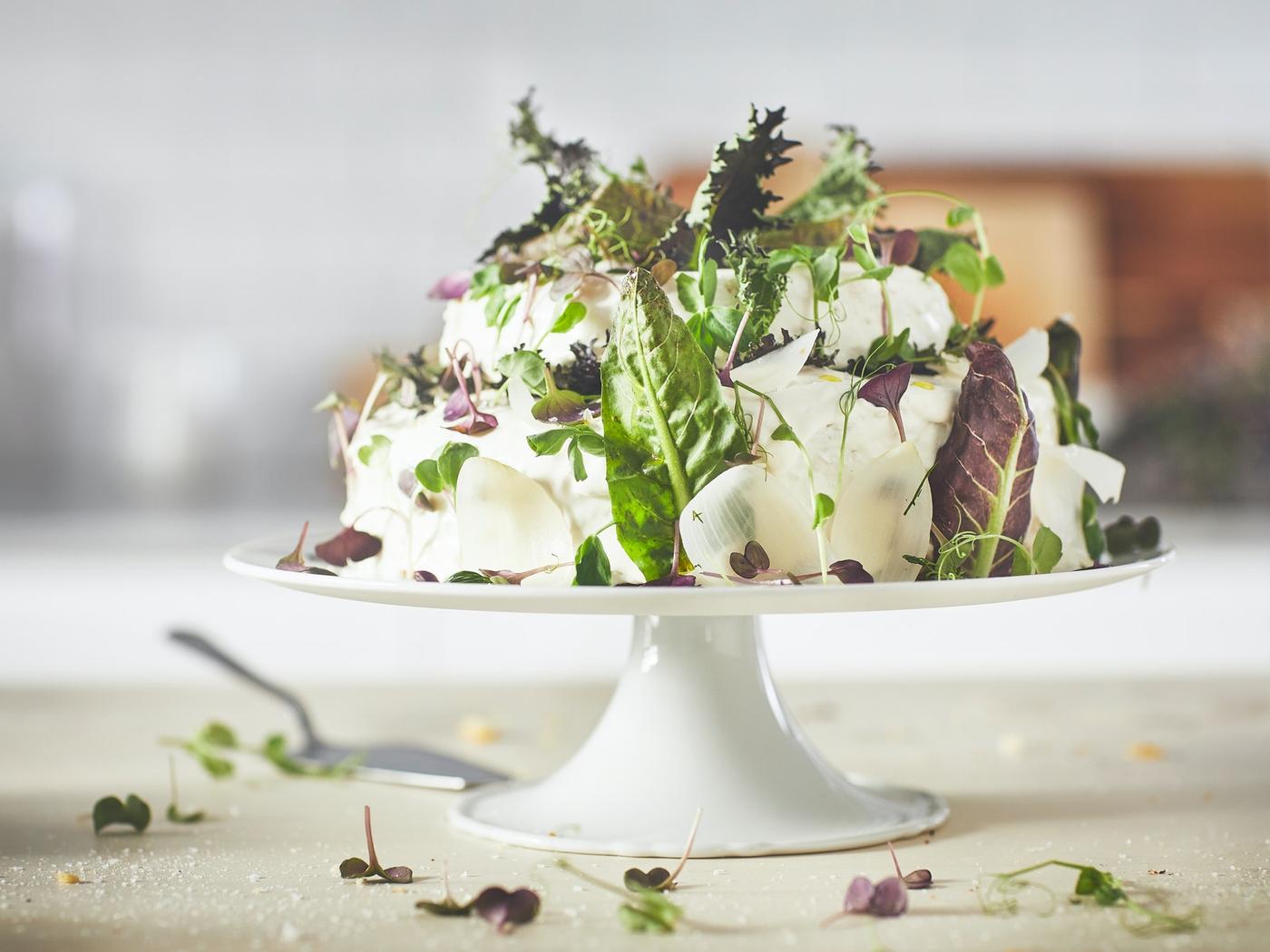 An UPPLAGA Cake stand with cake served on it. 