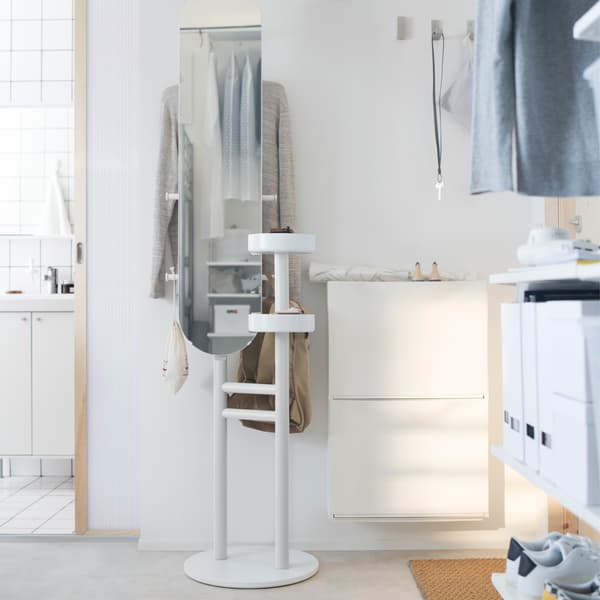 Anda tergesa-gesa? Tambah sentuhan akhir di depan sangga gantung pintar seperti sangga gantung bercermin LIERSKOGEN IKEA yang berwarna putih!