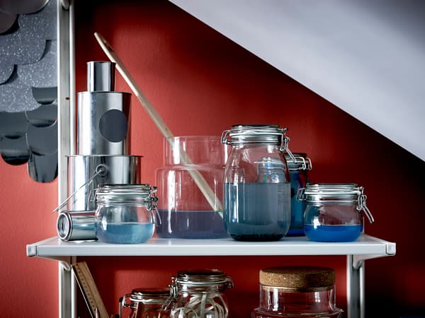 Andel superior dun estante grande, nunha zona con teito inclinado, con material para facer manualidades.