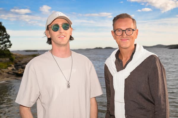 Andreas Haukeland, kjent under artistnavnet TIX, sammen med programleder Halvor Bakke.