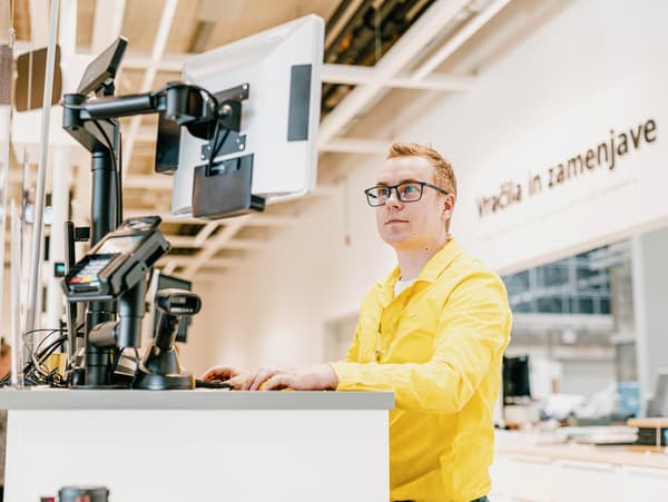 Andrej - zaposleni na oddelku Zamenjave in vračila za računalnikom