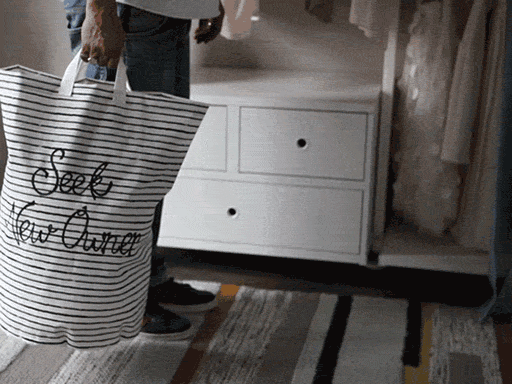 Animation GIF d’un homme balançant un sac à lessive rayé de l’avant vers l’arrière