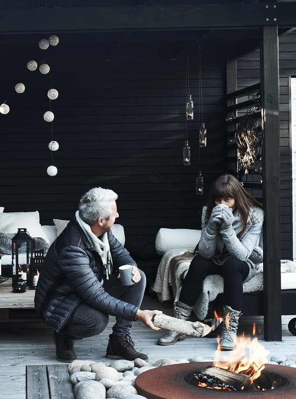 Anita şi Stig pe terasă.