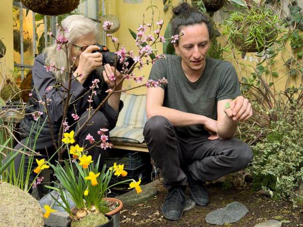 Annie Leibovitz taking a photograph