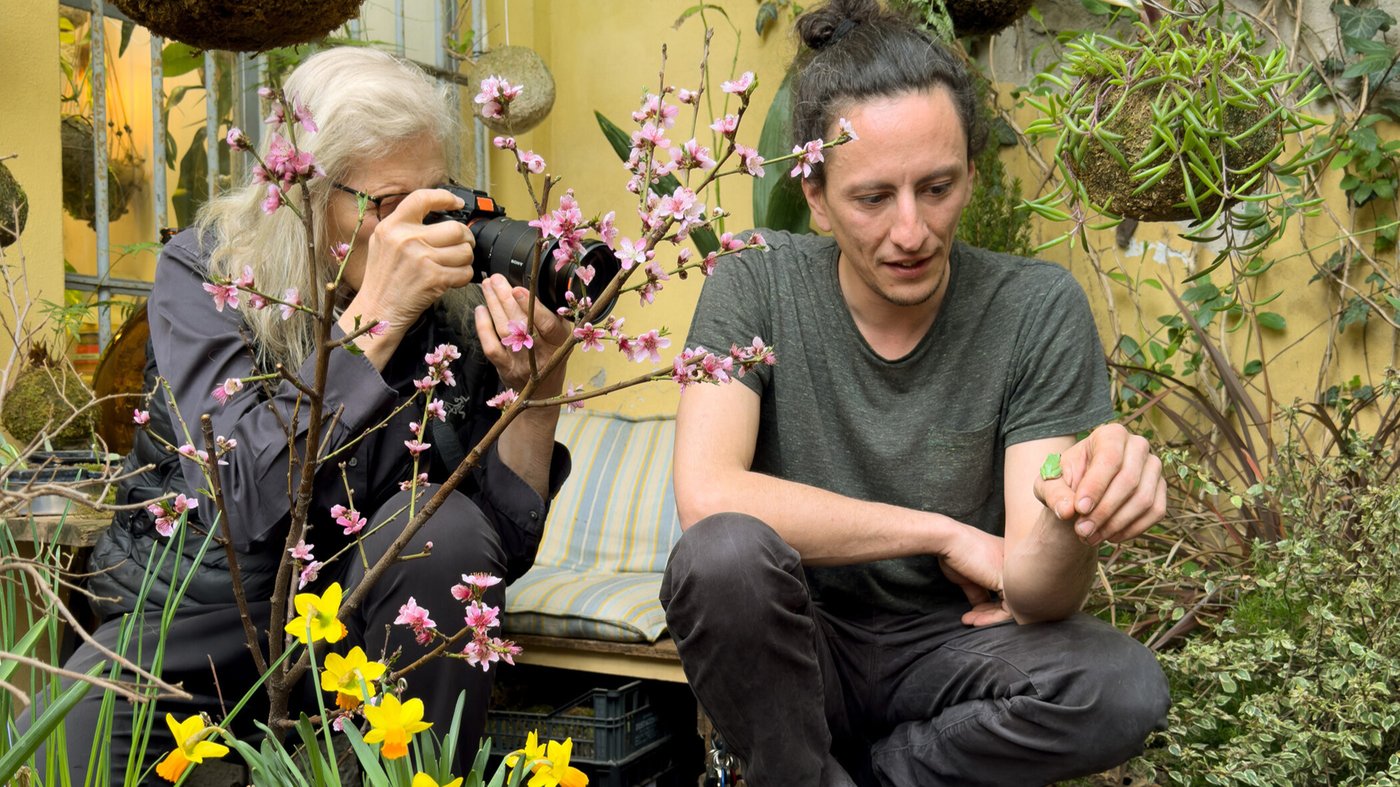 Annie Leibovitz tillsammans med Giovanni, en av de porträtterade  deltagarna från Italien, under sitt arbete som IKEA Artist in Residence.