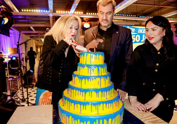 Anschnitt der Geburtstagstorte durch Bayerns Ministerpräsident Dr. Markus Söder und Schwedens Botschafterin Veronika Wand-Danielsson sowie Enita Ramaj, Kommunikationschefin und Mitglied der Geschäftsführung von IKEA Deutschland