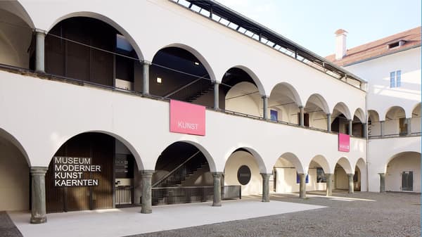 Ansicht des Innenhofes des Museums mit 2 stöckigen Bogengeschoßen.