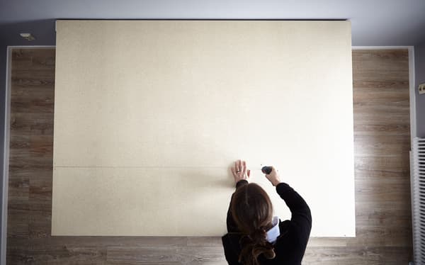 أنت الآن جاهز لوضع لوح الألياف متوسطة الكثافة الآخر لصنع السطح. اثقب مباشرة في الخزائن السفلية باستخدام براغي مقاس 57 ملم. (تمثل وصلات الخزائن دليلًا جيدًا لمكان وضع البراغي.)