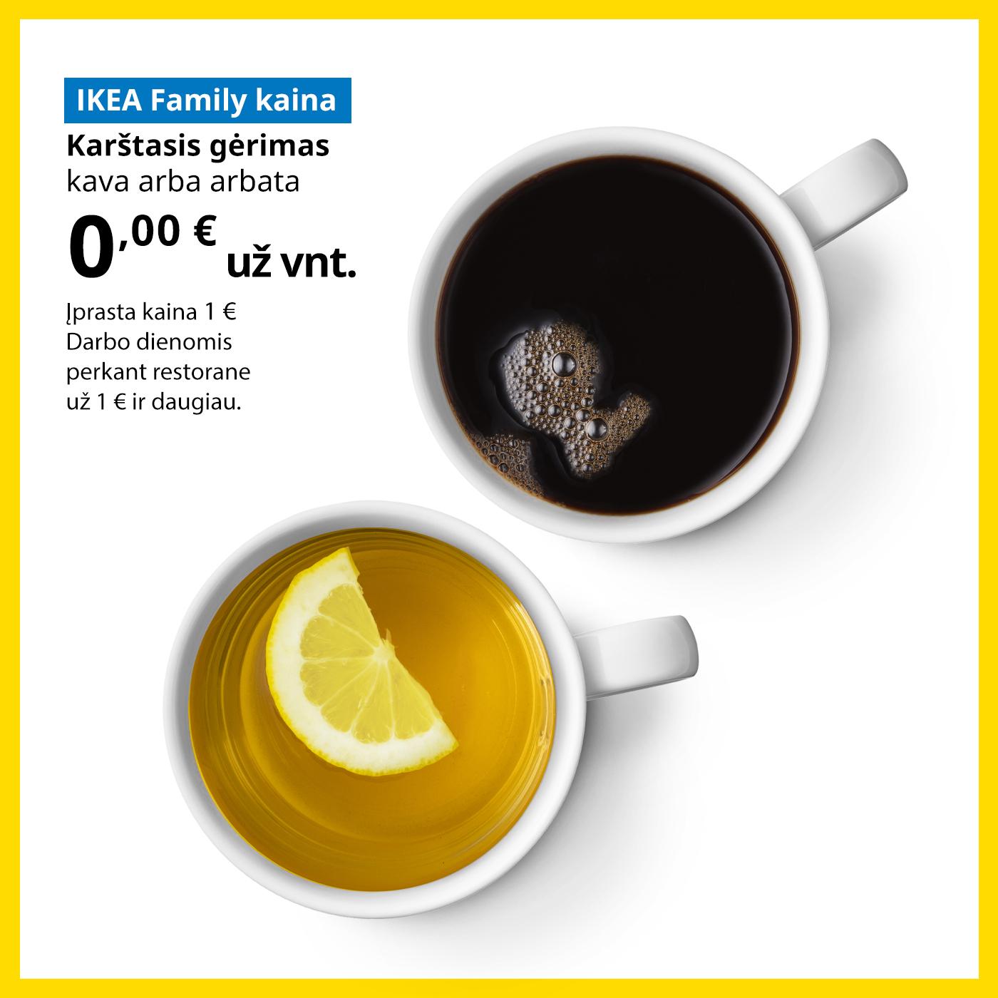 Ant medinio stalo guli prakąsta bandelė su cinamonu ir puodelis kavos. Šalia puodelio baltame fone pateiktas pasiūlymas IKEA Family klubo nariams: karštasis gėrimas (kava ar arbata) už 0 €, įprasta kaina 1 €.