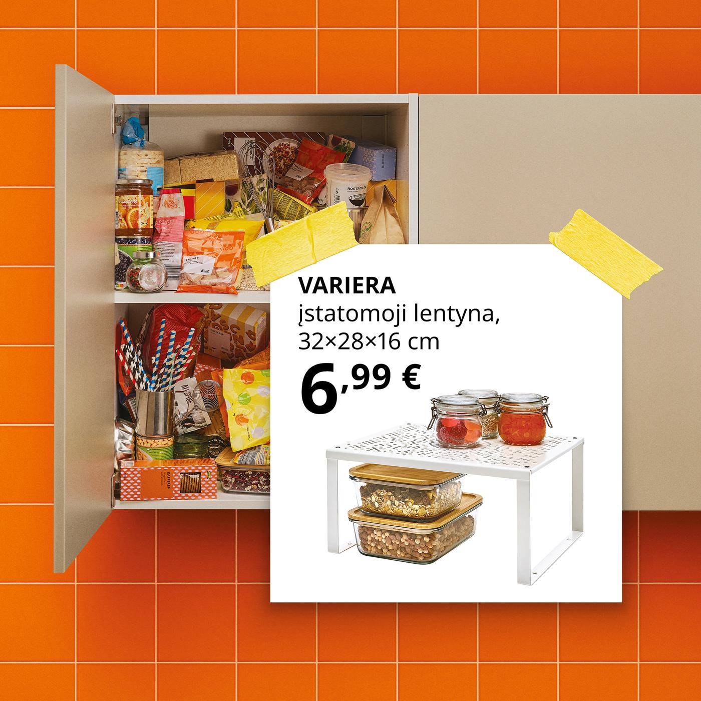 Ant oranžinių plytelių sienos kabo virtuvinė spintelė praviromis durimis. Viduje matosi netvarkingai sumestos maisto produktų pakuotės, prieskonių indeliai ir kiti daiktai. Ant lipnaus baltos spalvos lapelio pavaizduotas situacijos sprendimas: įstatomoji lentynėlė VARIERA už 6,99 €, leidžianti daiktus spintelėje laikyti tvarkingai.