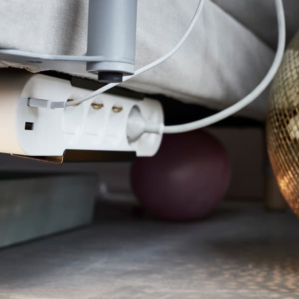 Apabila anda meletakkan soket kuasa KOPPLA IKEA di bawah sofa anda, anda mudah mengecas dan menyimpan alat berteknologi anda dalam capaian.