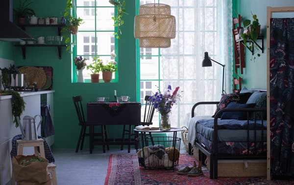 Apabila tetamu yang tidak dijangka tiba di rumah anda, anda tidak perlu risau kerana mereka boleh berehat dengan selesa di tempat tidur siang IKEA FYRESDAL.