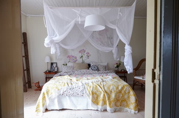 Apaisez la chambre avec des textiles.